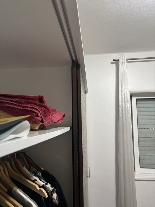 Guarda roupa branco é Castanho