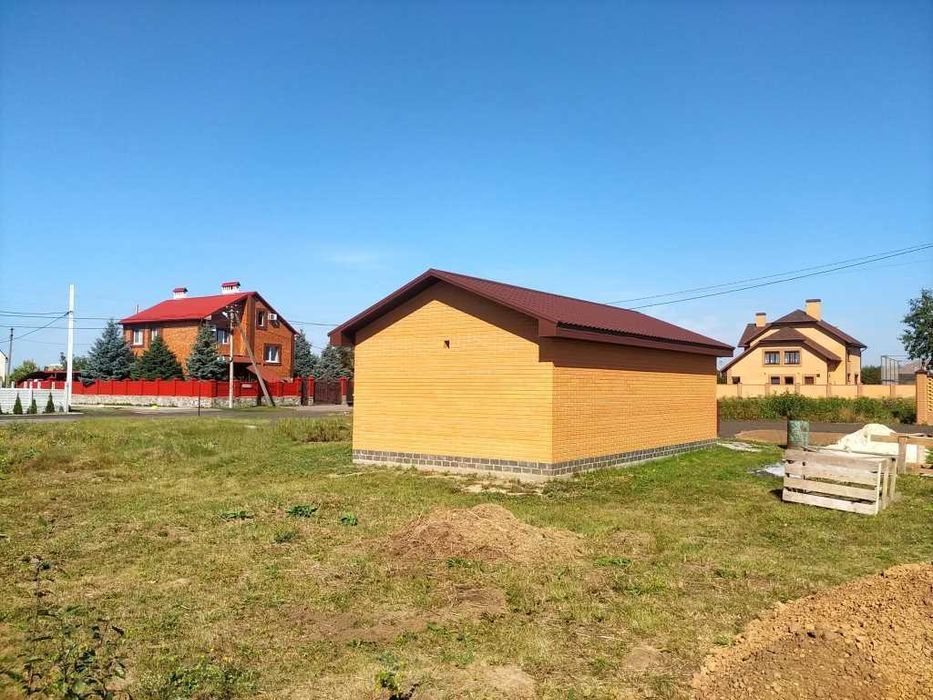 Ділянка з гаражем у гарному місці