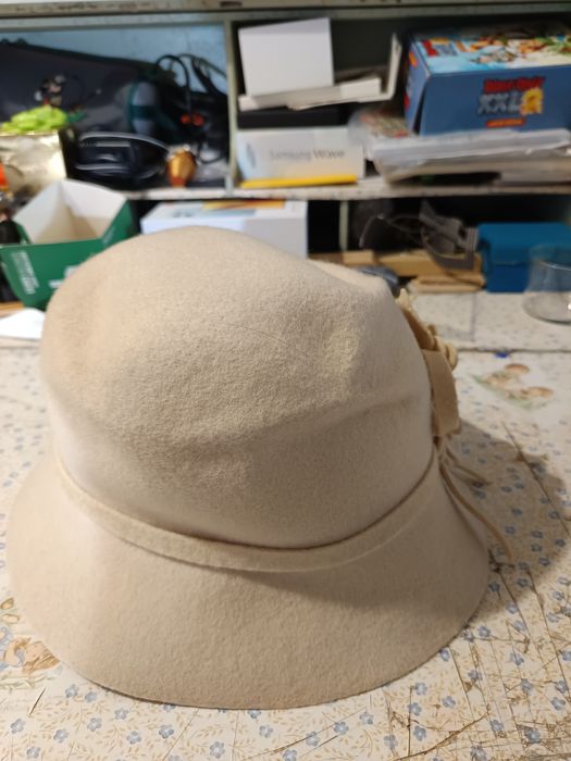 Vendo chapéu branco para mulheres bom estado