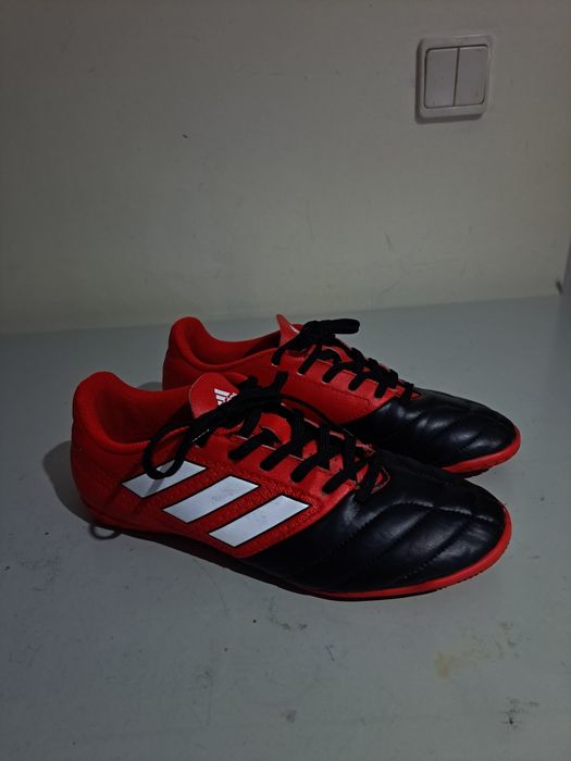 Vendo um pare de ténis adidas vermelhos em preto n-41 como novos.