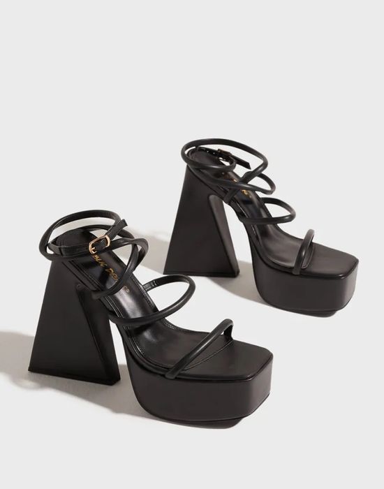 Босоніжки на платформі танкетці public desire