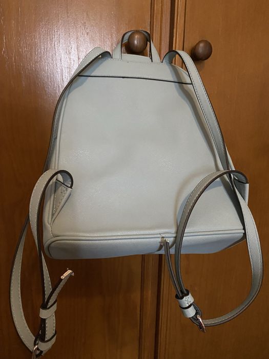 Mochila Guess praticamente nova