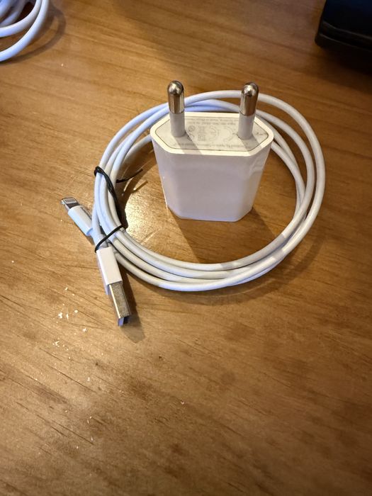Cabos USB, fones e carregador Iphone