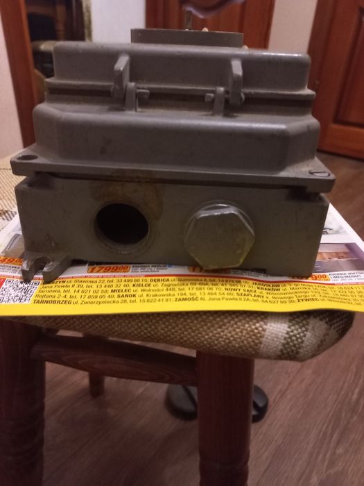 трифазний вимикач з запобіжниками.