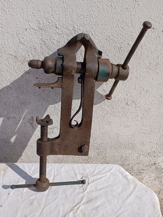 Torno de bancada muito antigo a funcionar