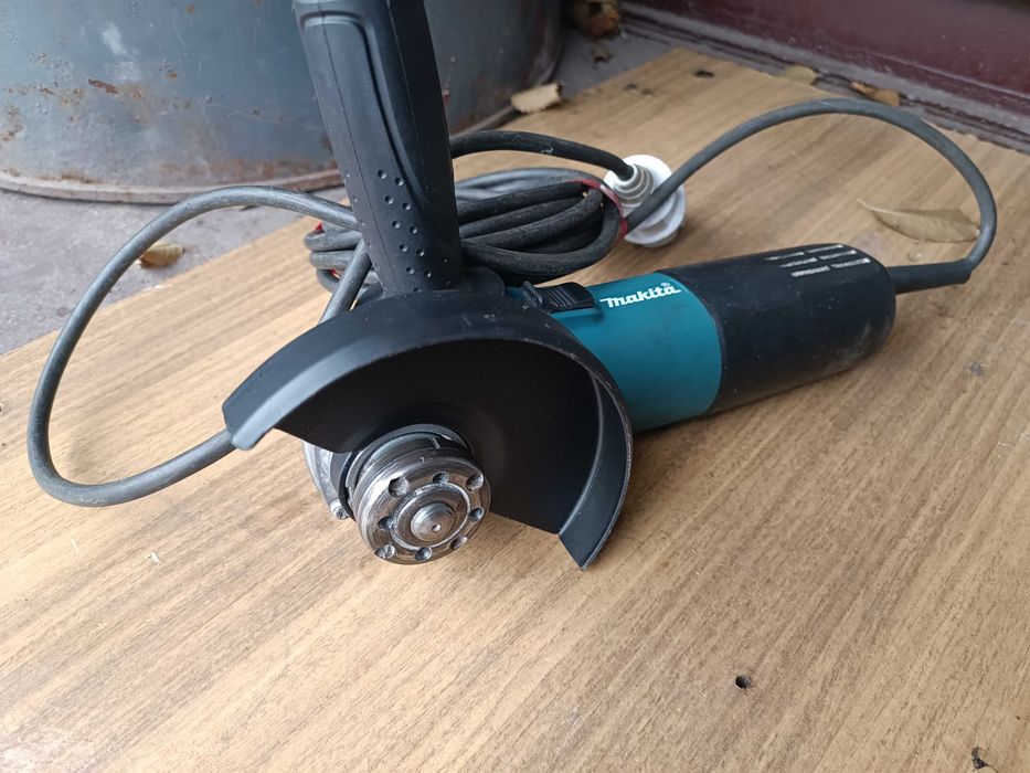Болгарка (угловая шлифмашина) Makita 9558NB