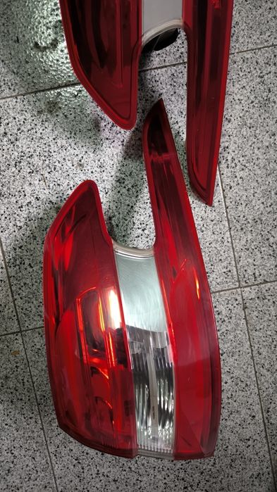 Dois faróis traseiros Peugeot 308 SW