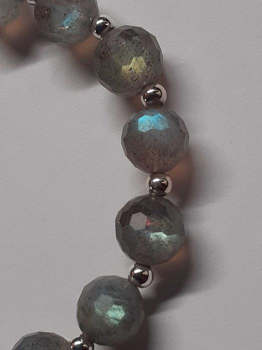 Bransoletka z fasetowanego labradorytu i srebra - biżuteria z kamieni