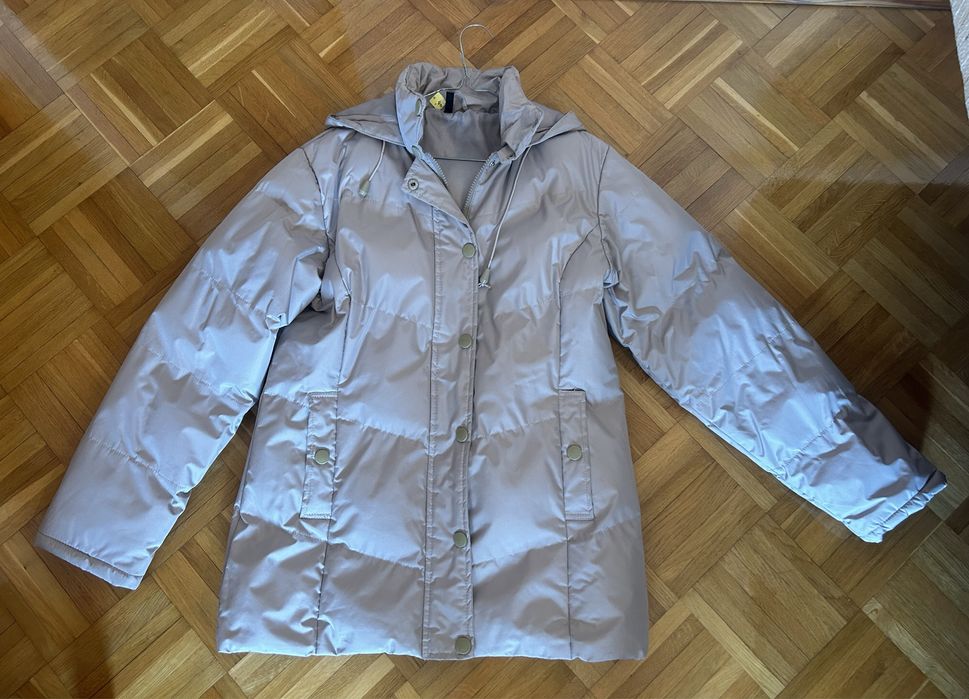 Beżowa kurtka z kapturem