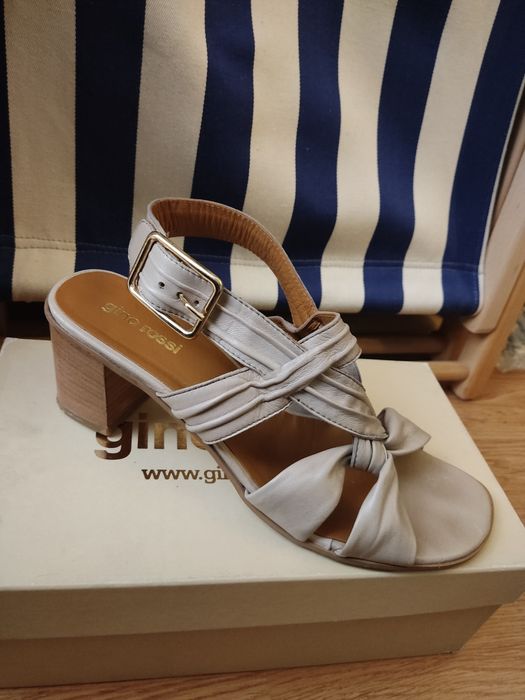 Sandałki beżowe skórzane