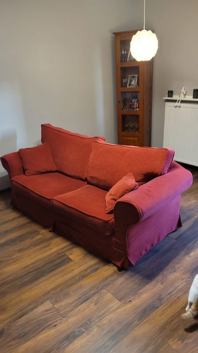 Bordowa sofa w stylu IKEA