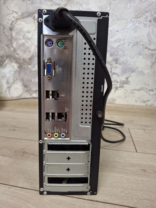 Офісний комп'ютер від Asus