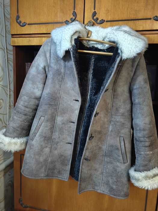 Штучна дублянка сірого кольору