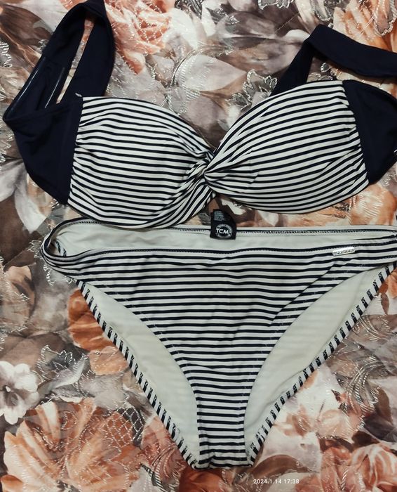 Красивый женский купальник