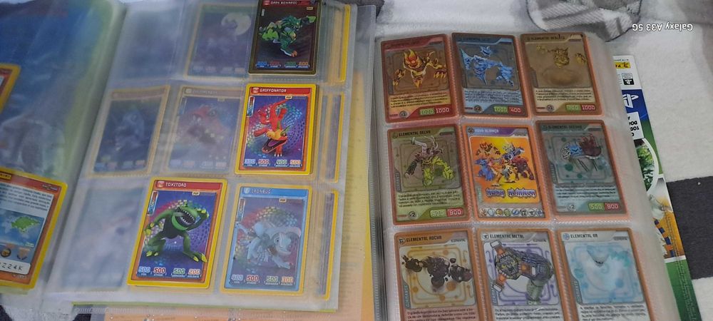 Cadernetas Invizimals com mais de 400 cartas
