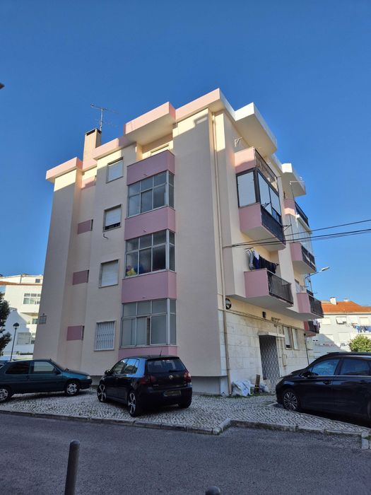 Arrenda-se T2 Renovado - Muito Luminoso | A 5 min a pé do Metro Amadora Este