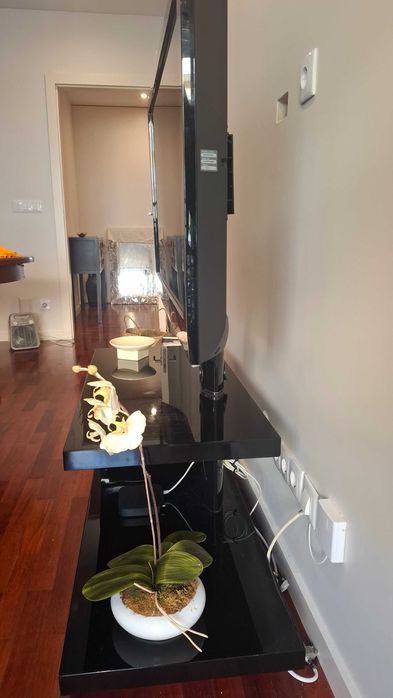 Móvel TV preto com sistema rotação e sistema de cabos invisíveis