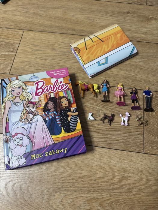 Barbie ksiazka z 10 figurkami z matą