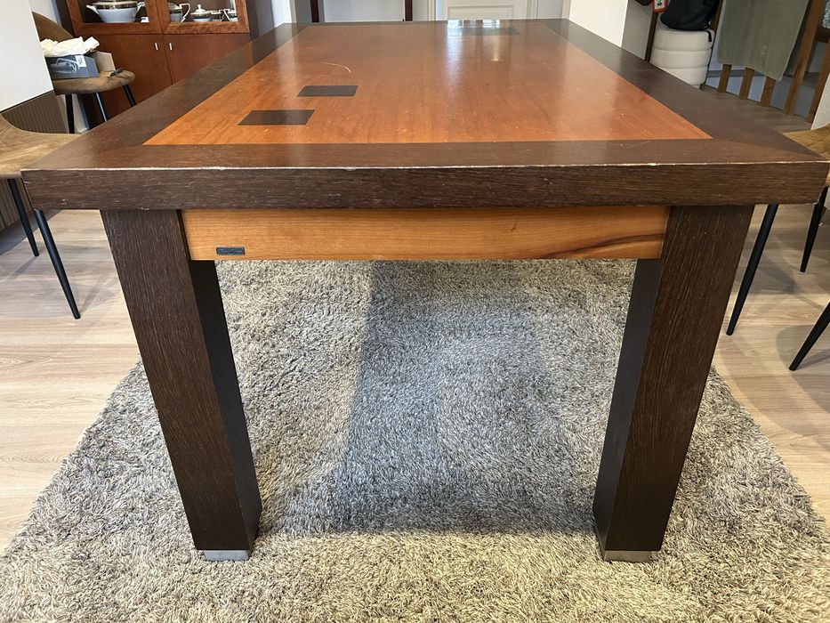 Mesa de jantar de madeira maciça