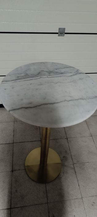 Mesa de bar alta em Mármore