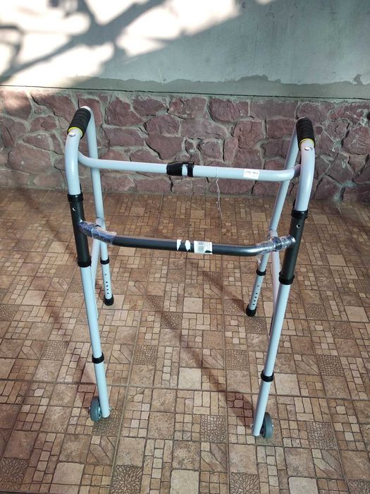 ходунки новые, с колёсами, складные