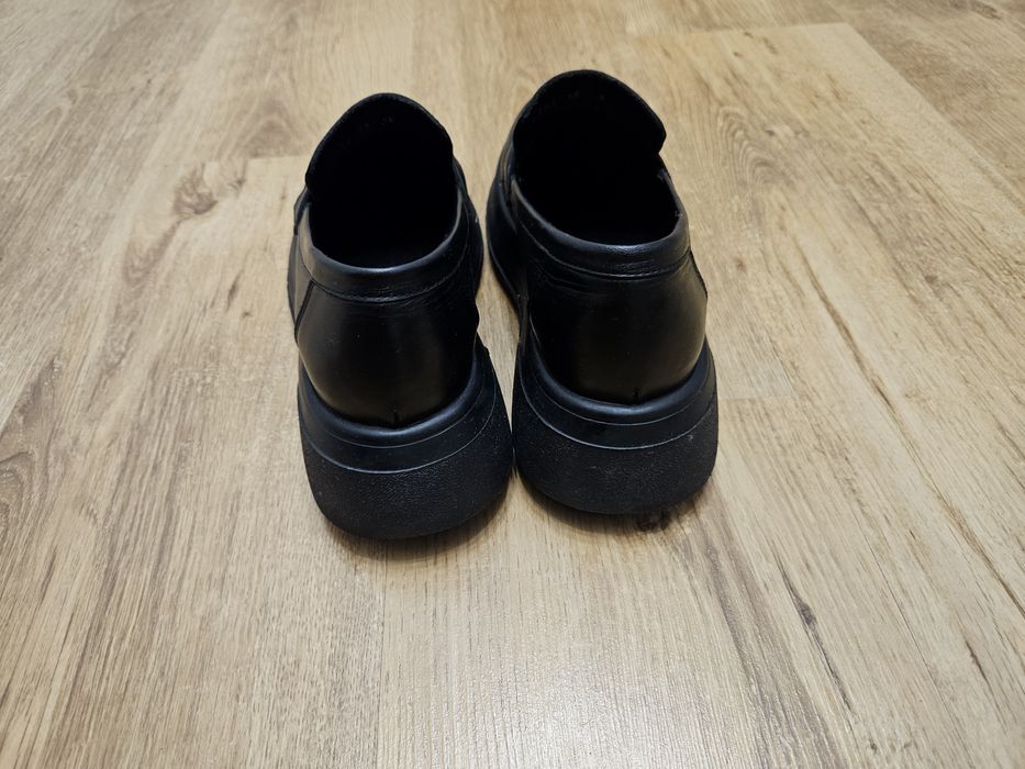Buty Venezia czarne na wysokiej podeszwie