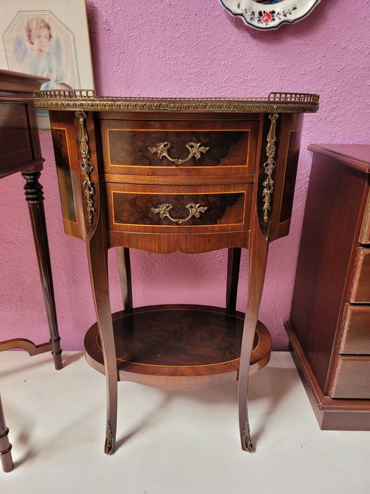 Mesa de apoio antiga com duas gavetas - Muito bom estado ger