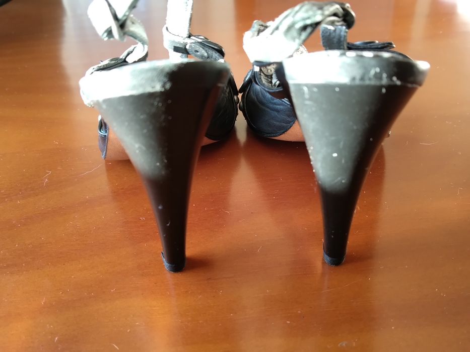 Sapato preto de tacão alto da Salsa