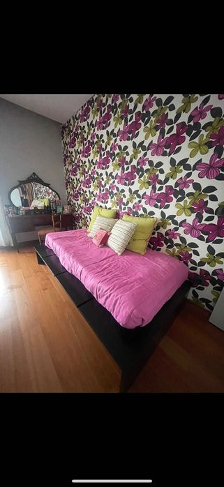 Cama com estrado, colchão e decoração de cama