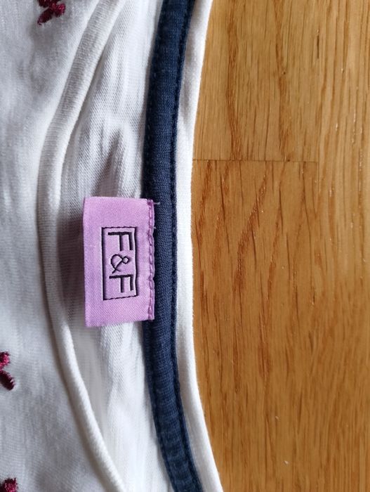 Biała koszulka tesco rozmiar 128