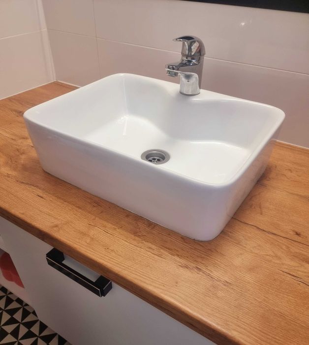 Umywalka nablatowa z baterią