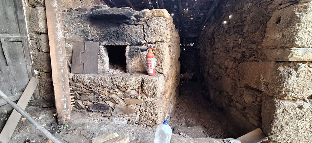 Casa para  reconstrução com terreno