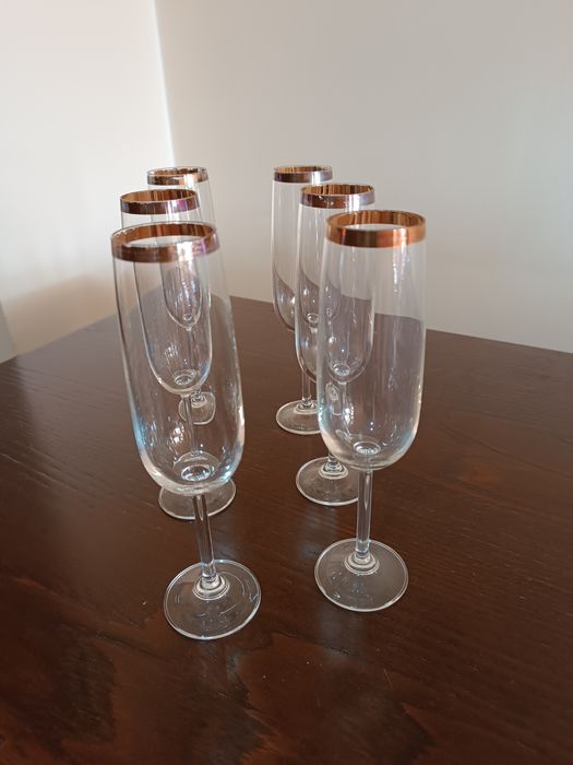 Copos de cristal com beira dourada