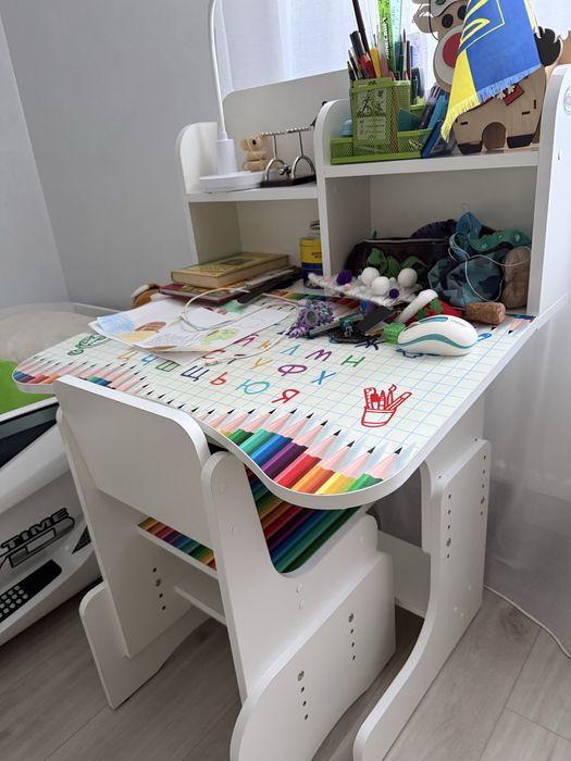 Дитяча парта зі стільчиком