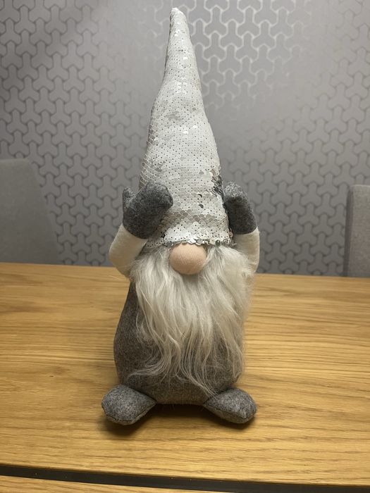 Świąteczny skrzat elf krasnal siedzący szary DUKA