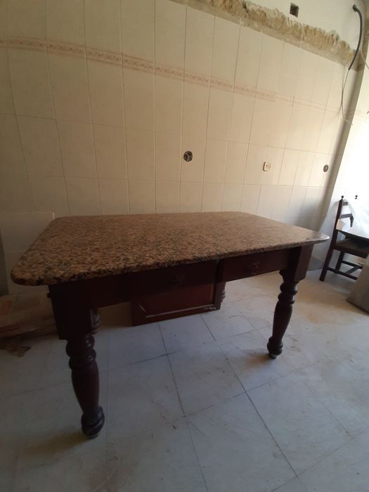 Mesa de cozinha com tampo em granito
