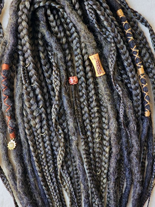 DE dreadlocks and braids