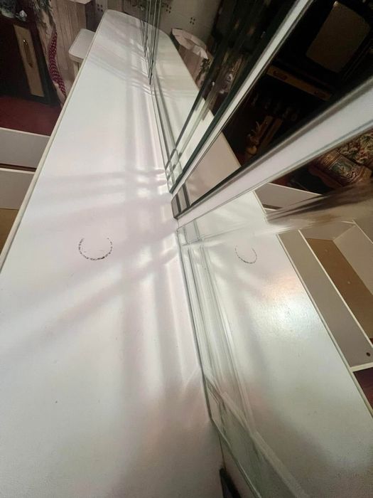 cama branca de casal com espelhos