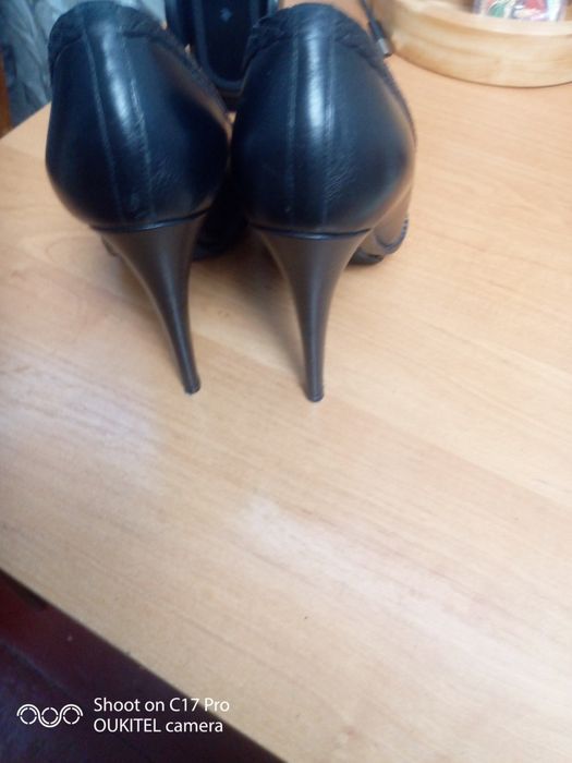 Продам чёрные туфли  на каблуке 12 см, и танкетке 1