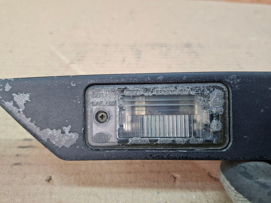 Audi A3 8P 03-12 Подсветка номера номерного знака накладка 8P4827574