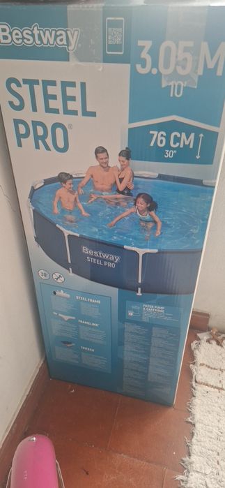 Piscina com bomba de limpeza