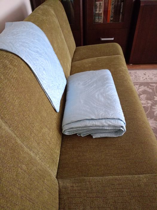 Promocja!Duża,z haftem , błękitna narzuta na łoże wraz z poduszką.