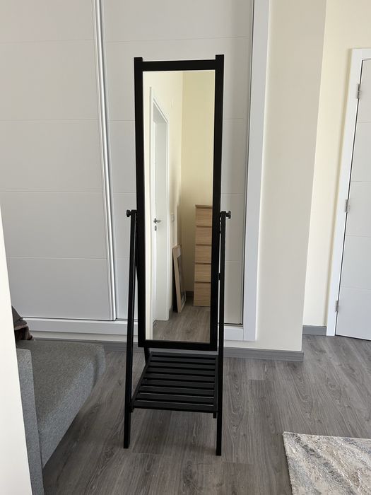 Vende-se espelho com base, em madeira, castanho escuro,do IKEA