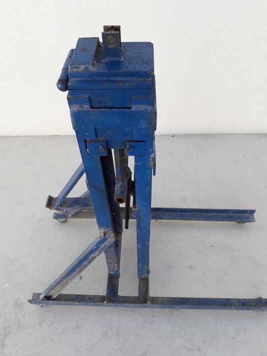 Prensa manual para fabricação de tijoleiras de pavimento.