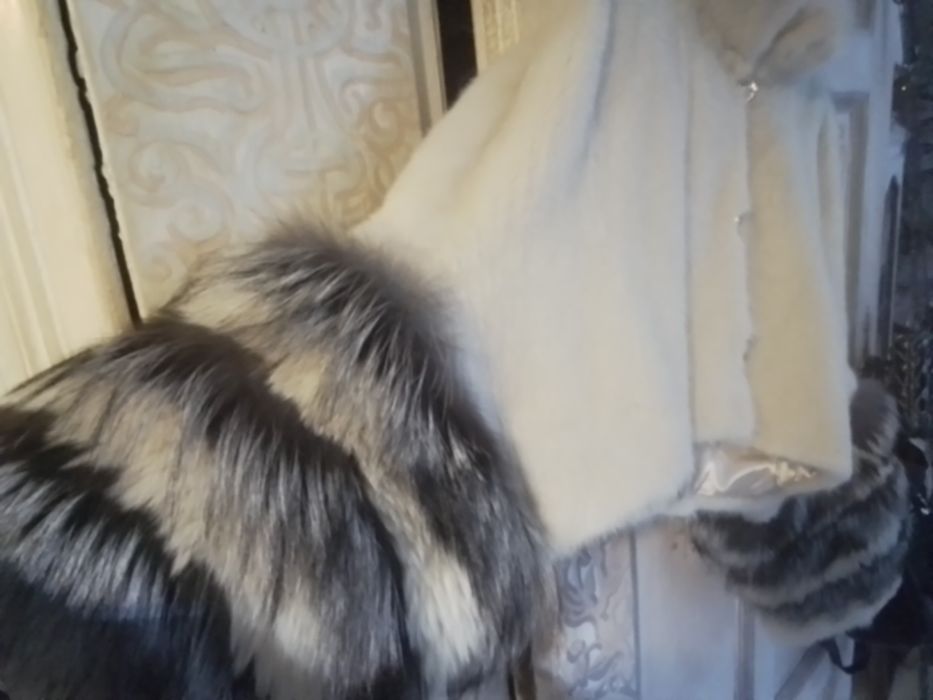 Futro z norek. Jasny kremowy kolor.