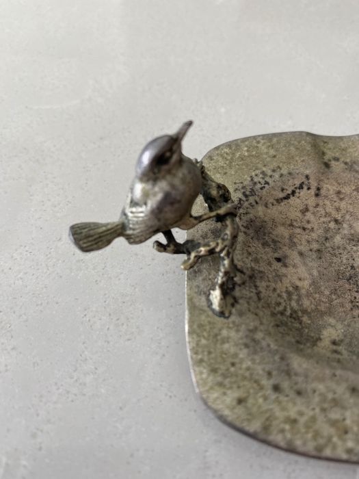 Cinzeiro de metal com passarinho