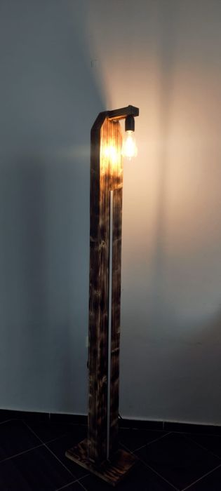 Drewniana lampa stojąca