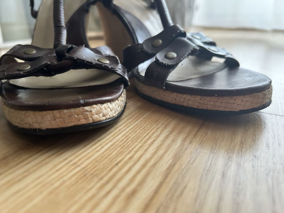 Damskie buty na koturnie brązowe