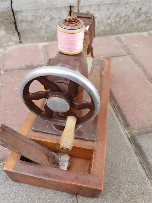 Детскую швейную машину