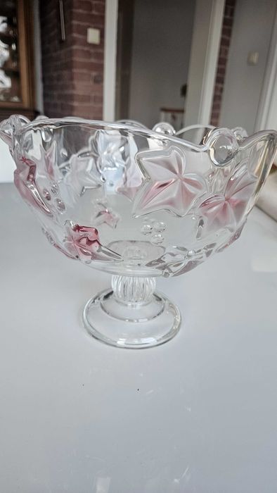 Ozdobna miska patera z różowymi zdobieniami